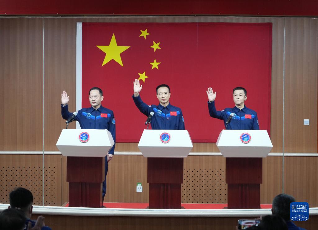 神舟十五号载人飞行任务航天员与记者见面