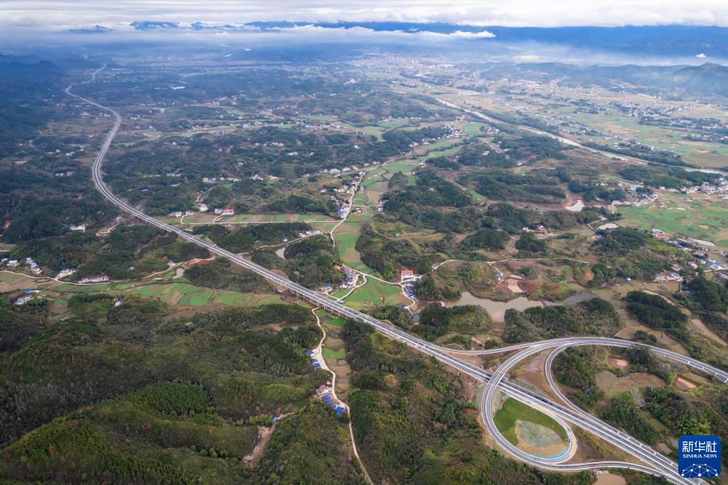 湖南首条智慧高速平益高速公路全线通车运营