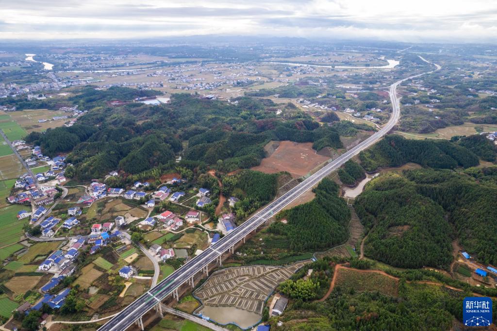 湖南首条智慧高速平益高速公路全线通车运营