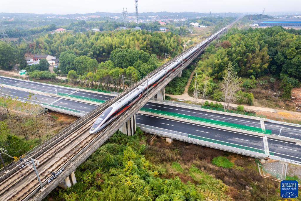 湖南首条智慧高速平益高速公路全线通车运营