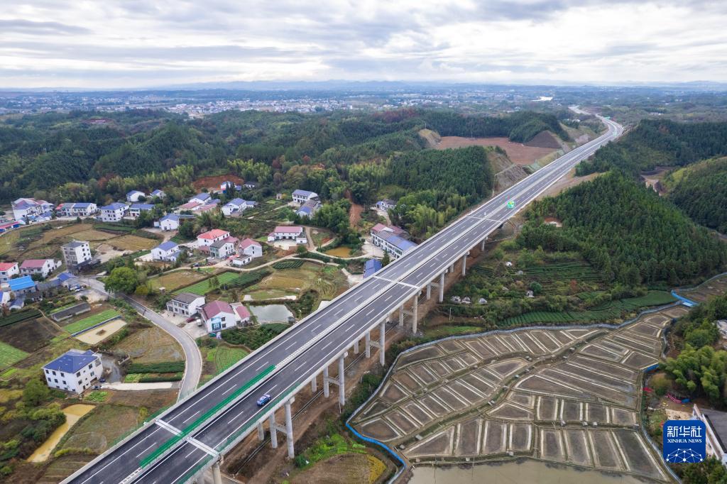 湖南首条智慧高速平益高速公路全线通车运营