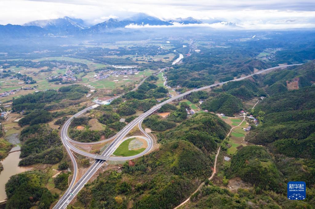 湖南首条智慧高速平益高速公路全线通车运营