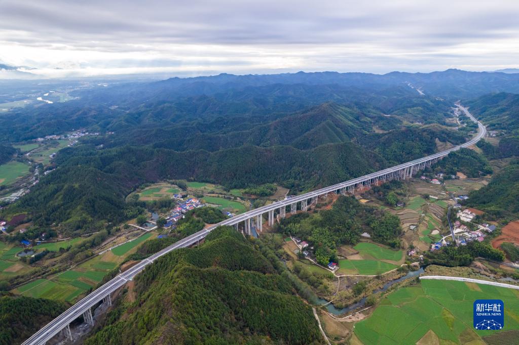 湖南首条智慧高速平益高速公路全线通车运营