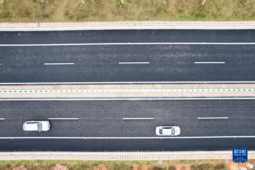湖南首条智慧高速平益高速公路全线通车运营