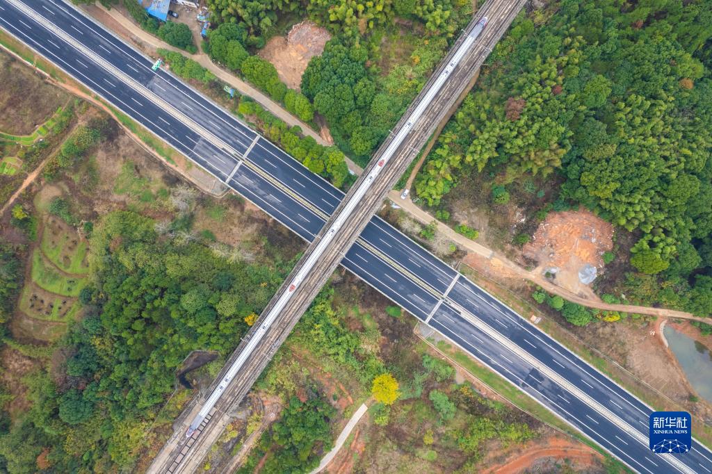 湖南首条智慧高速平益高速公路全线通车运营