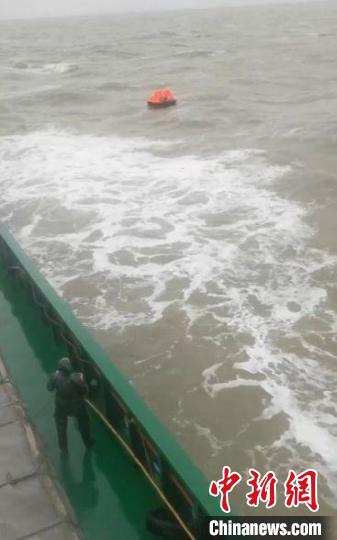 集装箱船遇险致13人落水 浙江宁海货轮紧急营救
