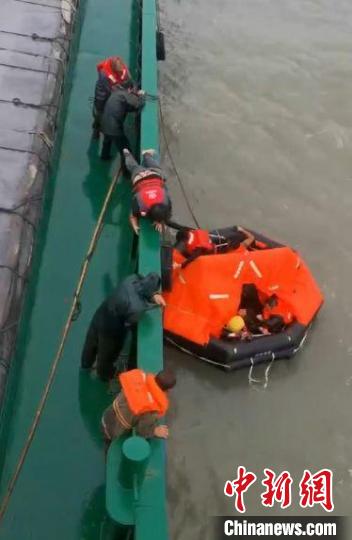 集装箱船遇险致13人落水 浙江宁海货轮紧急营救