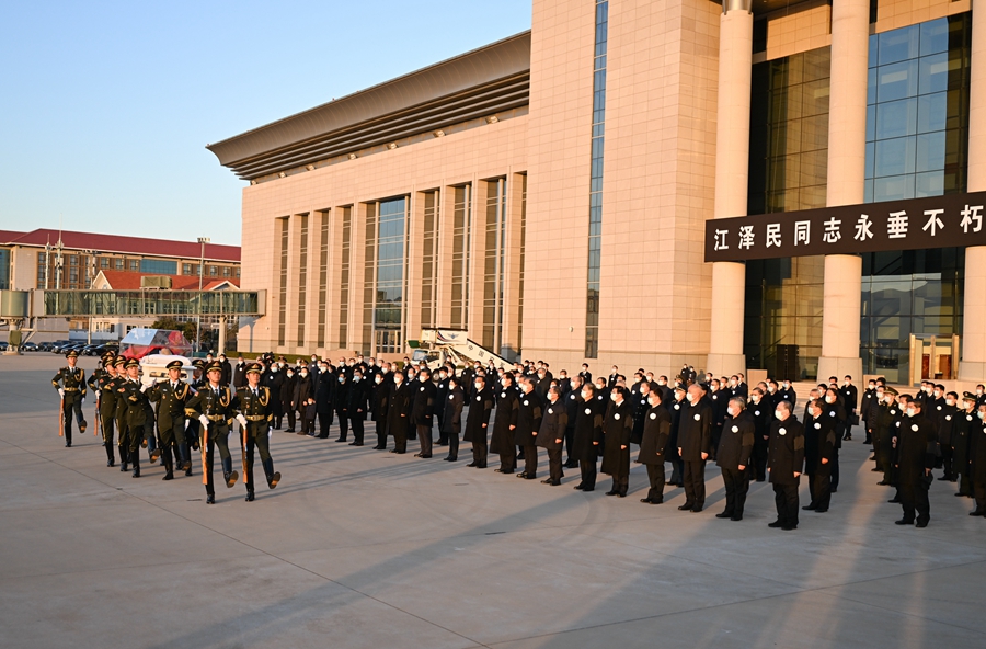 江泽民同志遗体由专机敬移北京 习近平等党和国家领导同志到机场迎灵