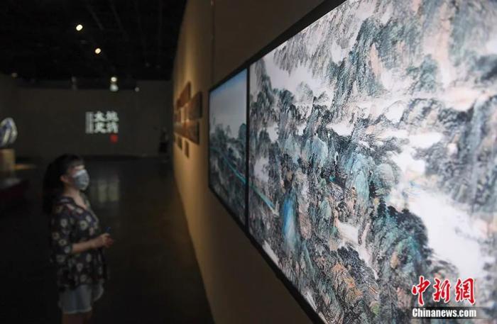 杭州展出的《大地史诗——中国大运河主题艺术展》吸引参观者。王刚 摄