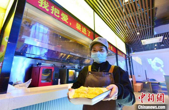 探访福建沙县全息机器人餐厅