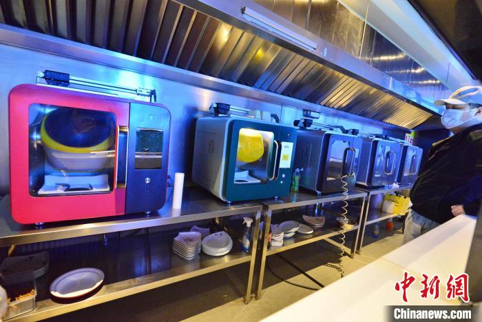 探访福建沙县全息机器人餐厅