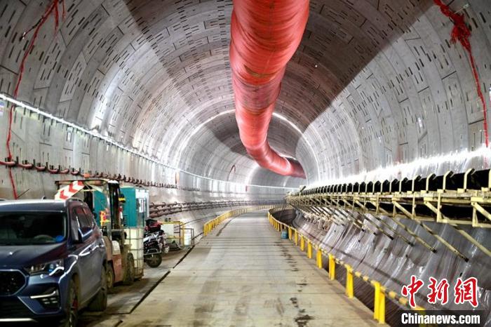 四川成都经自贡至宜宾高铁全线隧道贯通