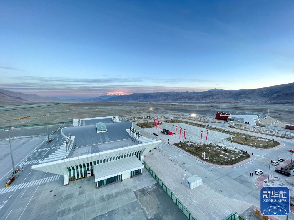 新华全媒+丨新疆塔什库尔干机场正式通航 帕米尔高原喜迎“空中来客”