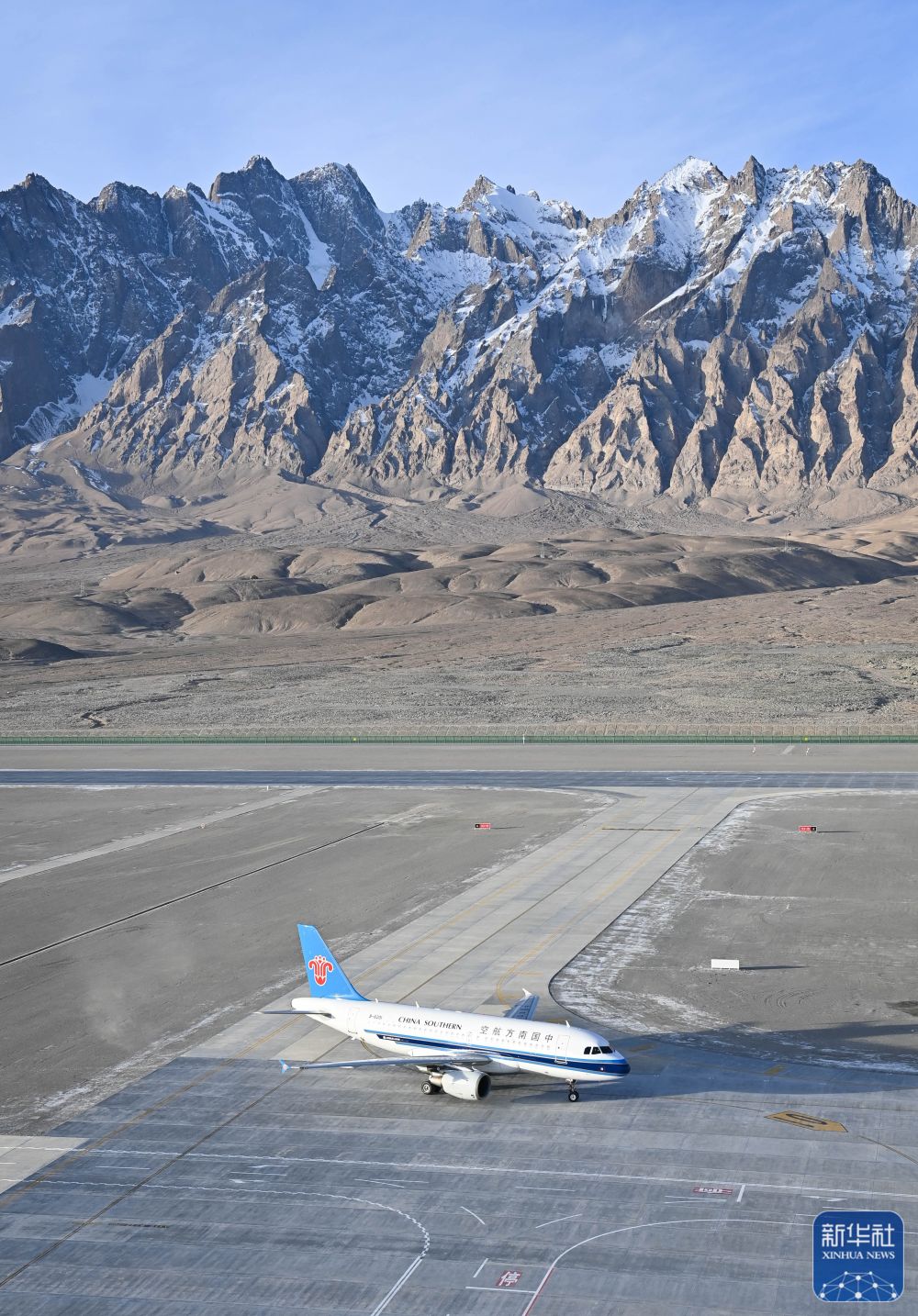 新华全媒+丨新疆塔什库尔干机场正式通航 帕米尔高原喜迎“空中来客”