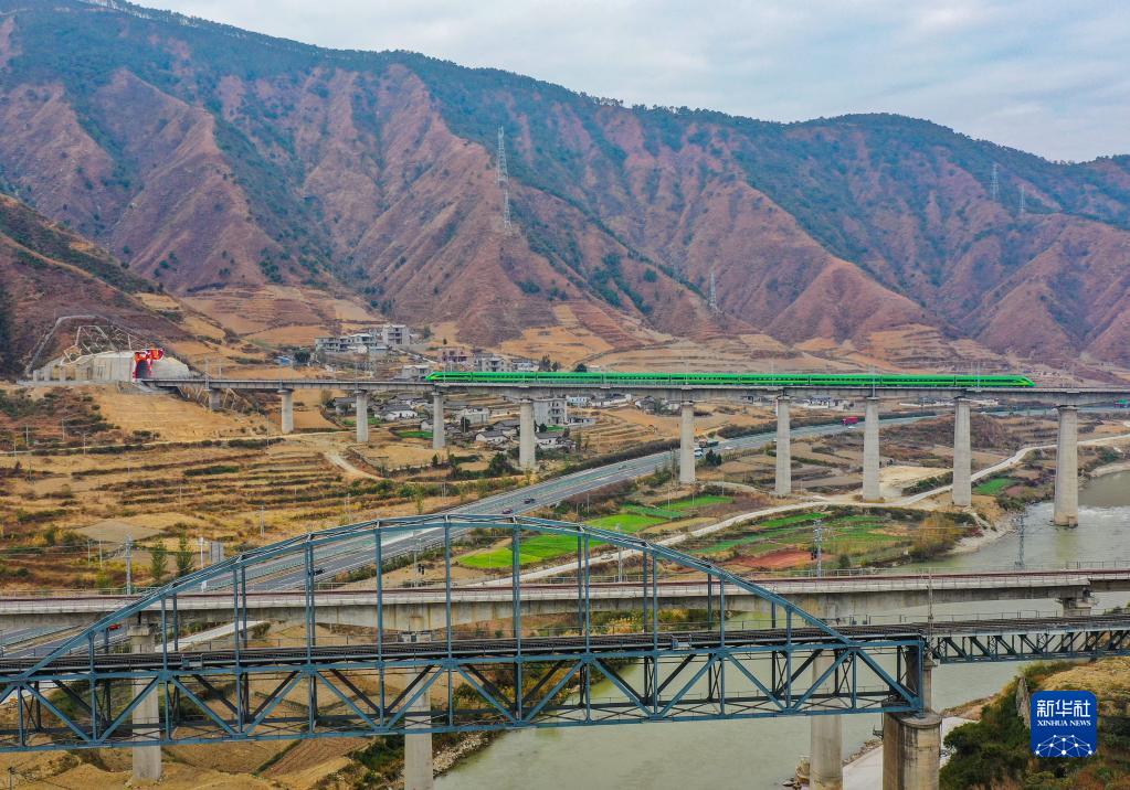 新路腾跃横断山——写在新成昆铁路全线通车之际