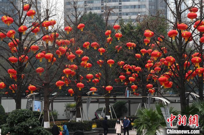 兔年新春灯饰亮相街头 重庆节日氛围渐浓