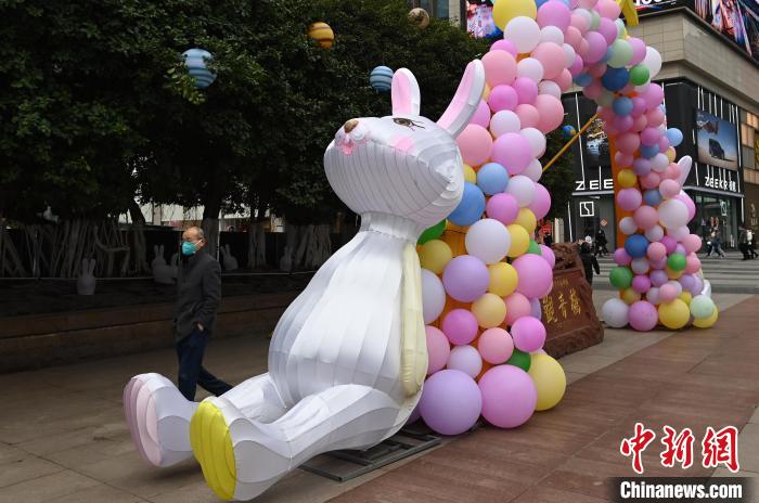 兔年新春灯饰亮相街头 重庆节日氛围渐浓