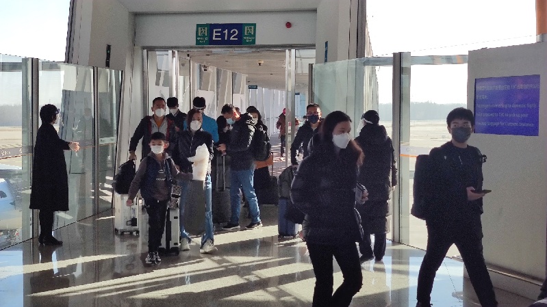 记者探访：新冠病毒感染实施“乙类乙管”首日 入境旅客顺利通关