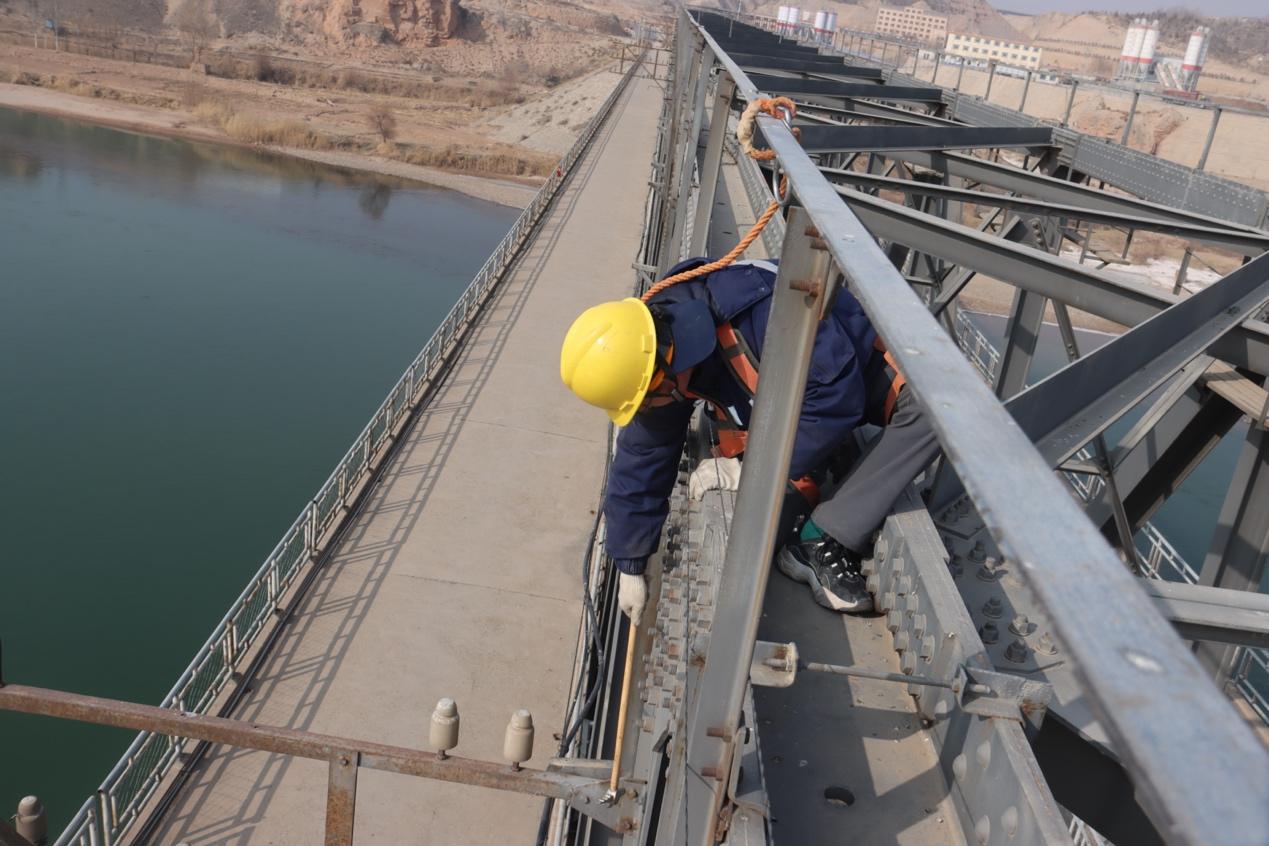 新春走基层丨黄河上的大桥“体检员”