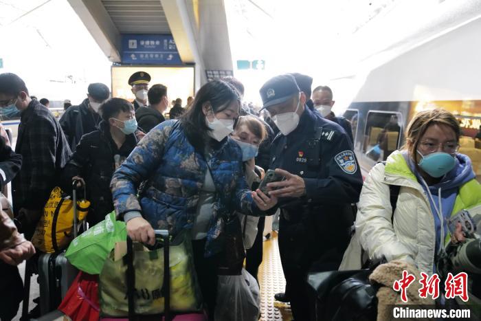 图为王聪在深圳北站站台指引旅客上车。　陈文 摄