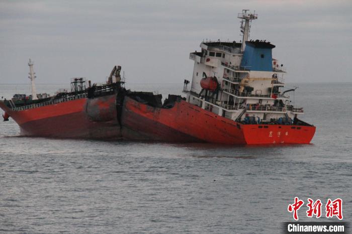 山东日照海域一油船爆炸 15人获救2人失联