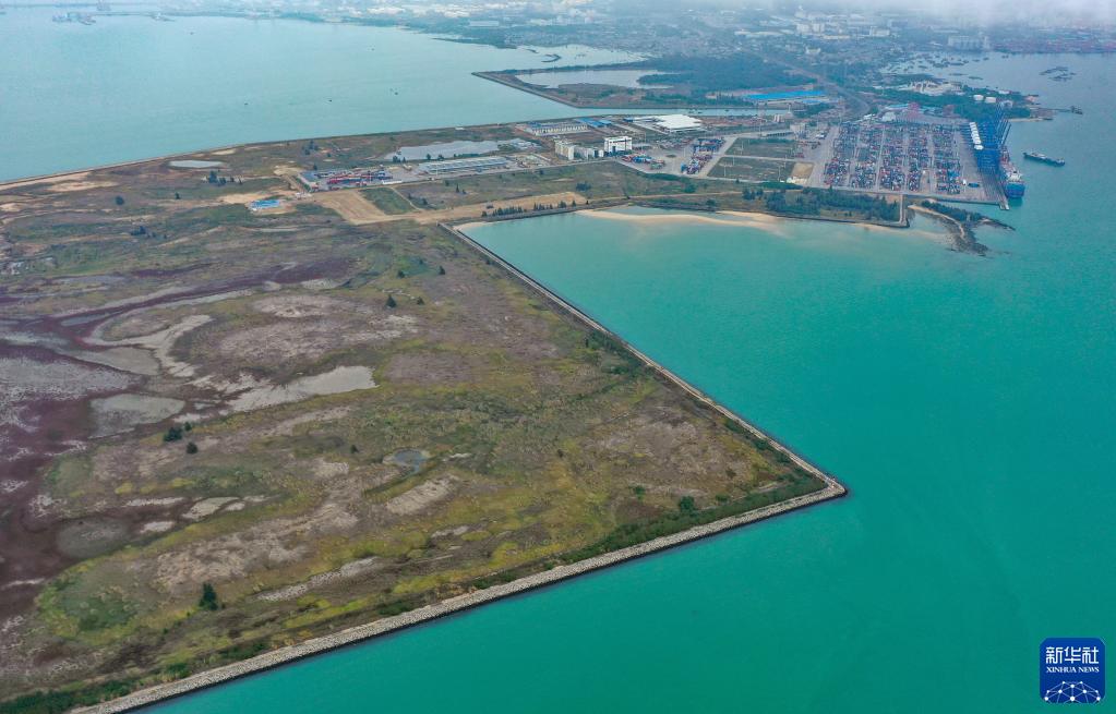 海南洋浦区域国际集装箱枢纽港扩建工程开工
