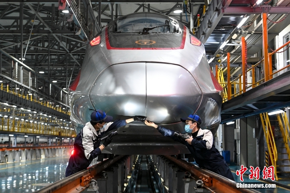 广深港高铁“复兴号”列车入库检修