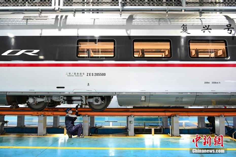 广深港高铁“复兴号”列车入库检修 广深港高铁“复兴号”列车入库检修