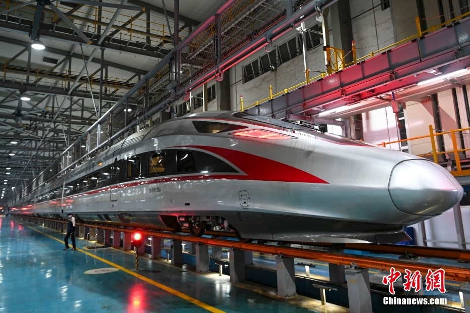 广深港高铁“复兴号”列车入库检修 广深港高铁“复兴号”列车入库检修