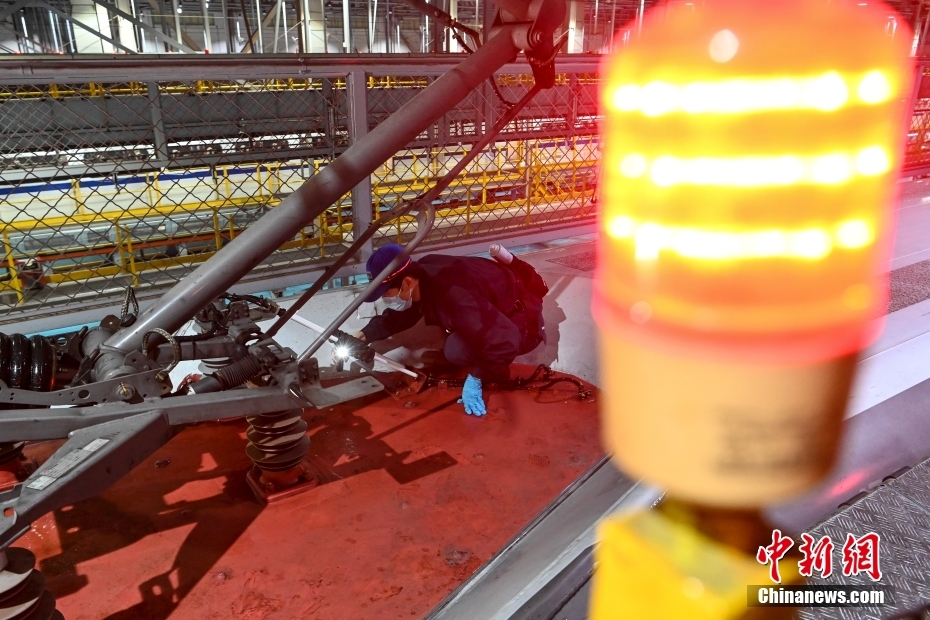 广深港高铁“复兴号”列车入库检修 广深港高铁“复兴号”列车入库检修