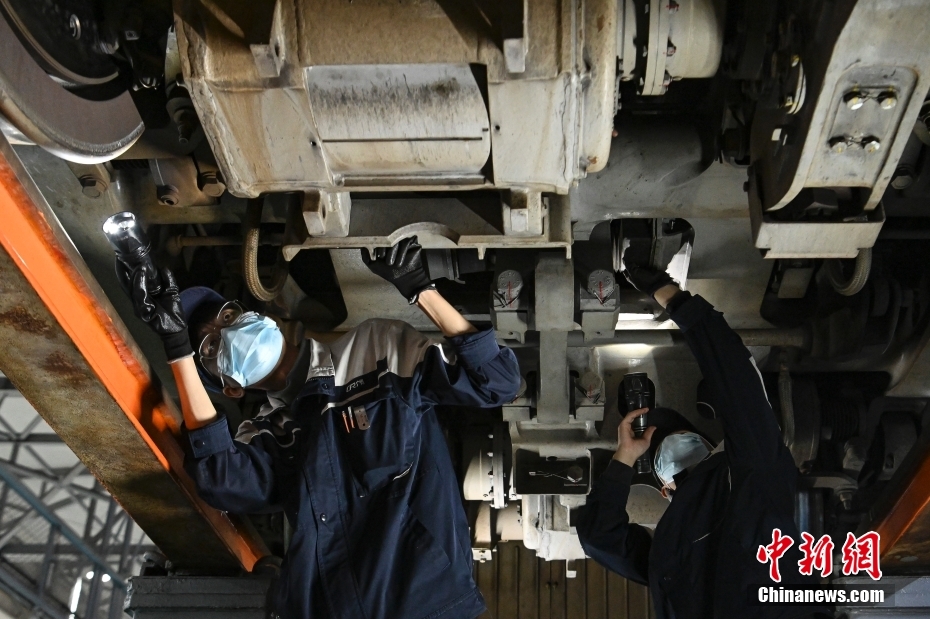 广深港高铁“复兴号”列车入库检修 广深港高铁“复兴号”列车入库检修