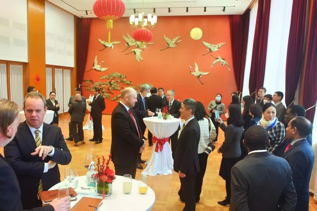 党的二十大精神解读之“中国经济展望”大使圆桌对话会举行