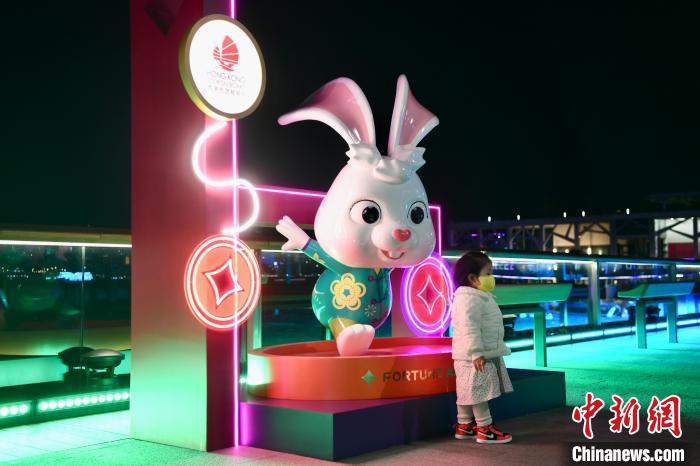 香港“福兔”迎新春 贺年互动装饰添气氛