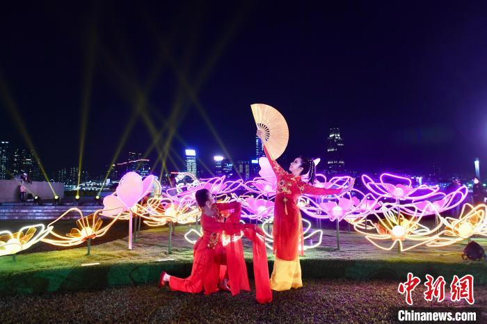 香港“福兔”迎新春 贺年互动装饰添气氛