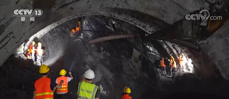 过年 | 建设者扎根川西北高原隧道 争分夺秒抢抓工期