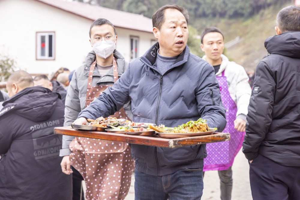 新华全媒+|一桌年夜饭：四海话团圆，味浓年更浓