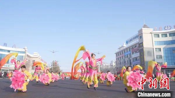 （新春走基层）新疆玛纳斯县：社火“耍”出幸福年味