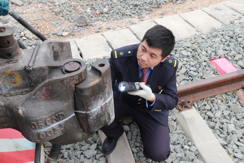 【新春走基层】“高铁救生员”臧珂：时刻做好准备 守护高铁列车安全