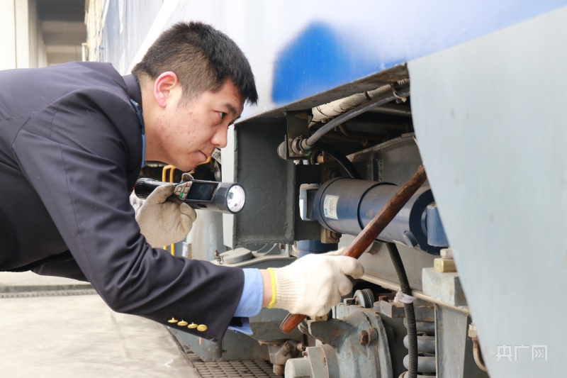 【新春走基层】“高铁救生员”臧珂：时刻做好准备 守护高铁列车安全