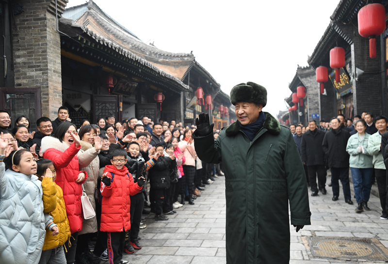 2022年1月27日上午，习近平总书记到山西省平遥古城向现场群众挥手致意，给大家拜年。