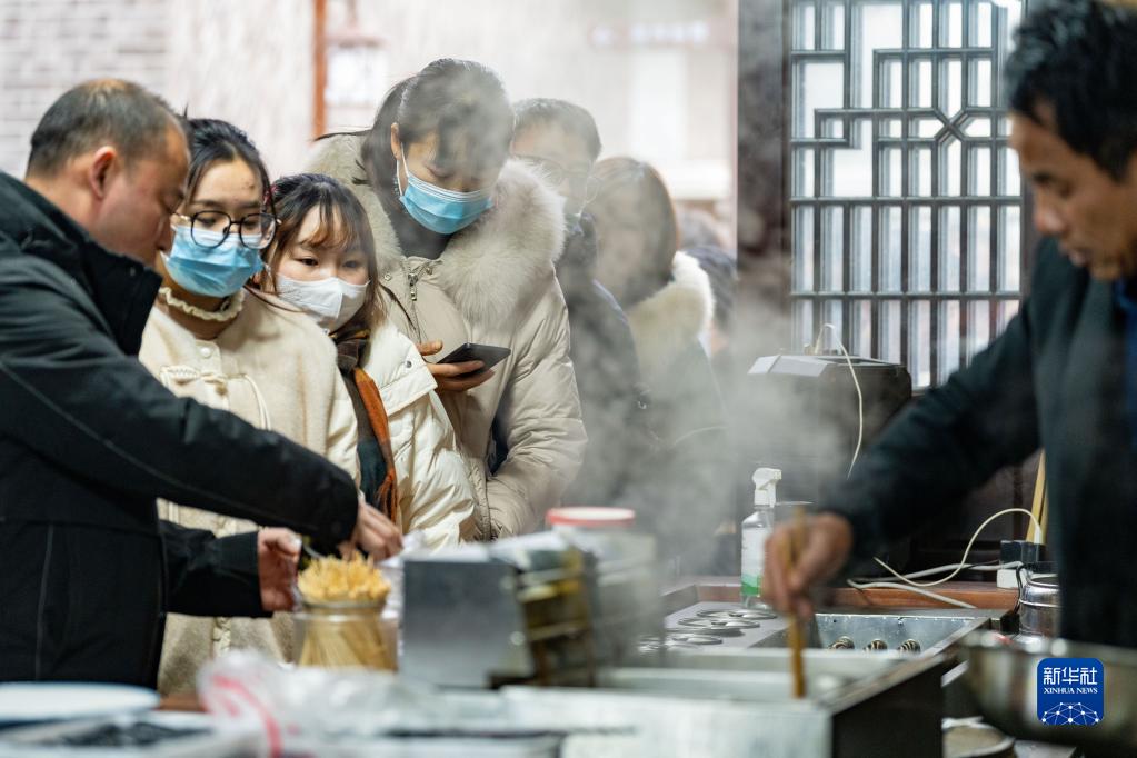 镜头里的中国年：年味浓 消费旺
