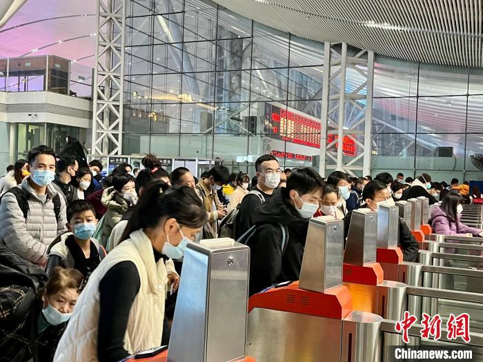 铁路迎来节后返程客流高峰广东地区到达旅客超百万人次