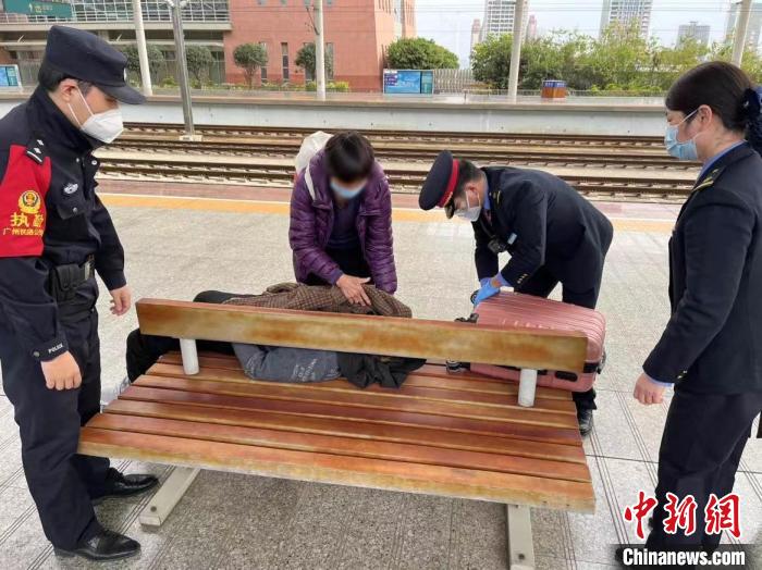 旅客突发癫痫疾病 车站民警、工作人员接力救援