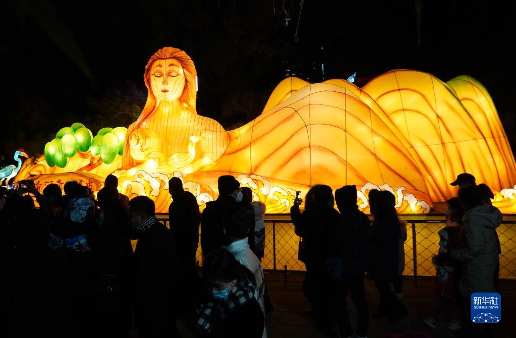 济南：春节游览趵突泉花灯会人数超35万
