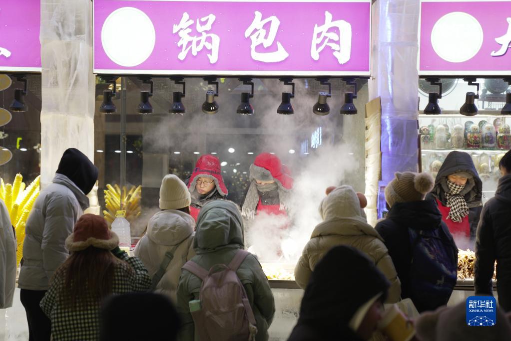 哈尔滨百年老街“冰屋”引客来