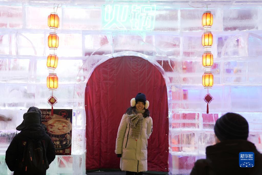 哈尔滨百年老街“冰屋”引客来