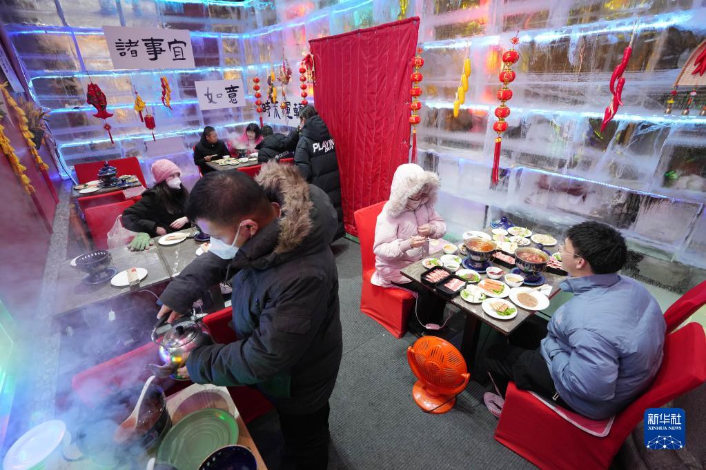哈尔滨百年老街“冰屋”引客来