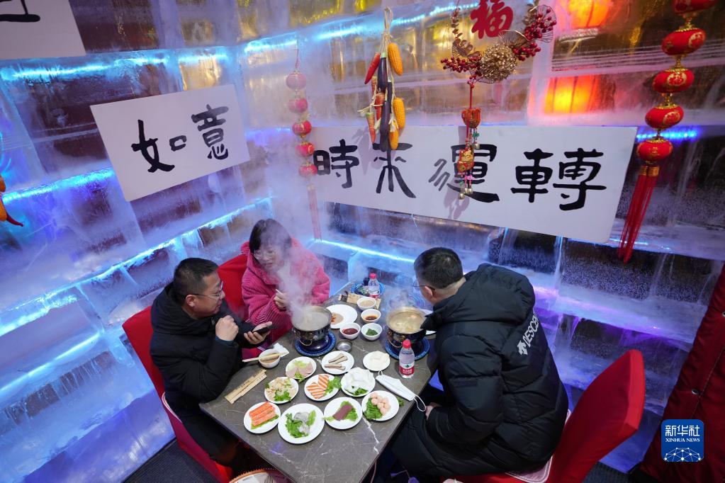 哈尔滨百年老街“冰屋”引客来