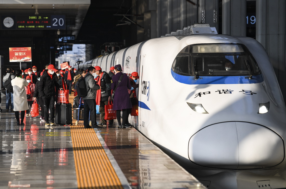 1月30日，乘坐2023年重庆首趟务工定制专列的旅客在重庆西站站台登车。