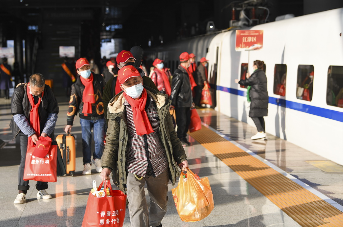 1月30日，在重庆西站，乘坐2023年重庆首趟务工定制专列的旅客来到站台准备登车。